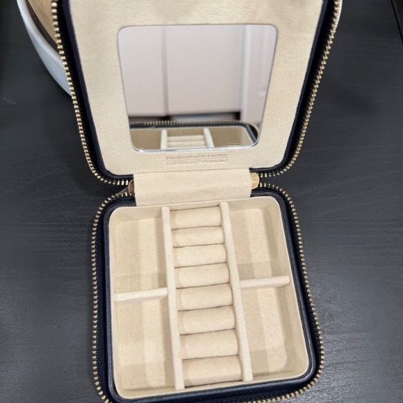 Pre-Owned WOLF Maria Small Navy Leather Travel Jewelry Case with Zip Closure - Picture 4 of 12